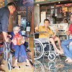 Andy Andong Membagikan Bantuan Kursi Roda kepada Lansia