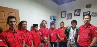 Bagikan Seragam Partai, Himawan Perkuat Barisan Banteng Banjarsari Wetan