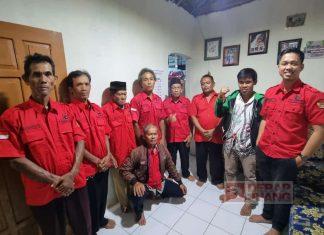 Bagikan Seragam Partai, Himawan Perkuat Barisan Banteng Banjarsari Wetan