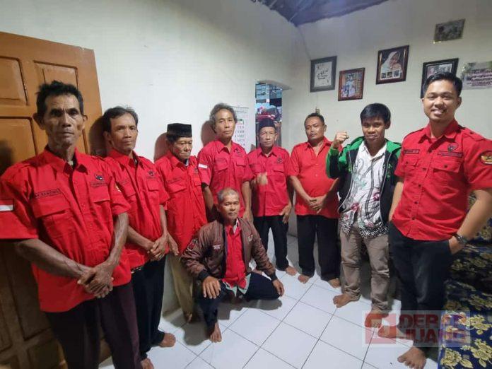 Bagikan Seragam Partai, Himawan Perkuat Barisan Banteng Banjarsari Wetan