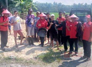 Berikan Bantuan Batu Cabluk Guna Jalan Makam Wadasjontor, Bu Nyai: Semoga Bermanfaat Bagi Warga