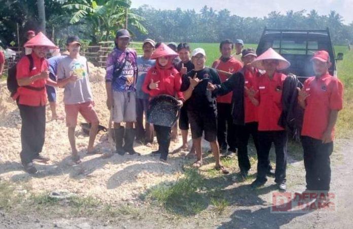 Berikan Bantuan Batu Cabluk Guna Jalan Makam Wadasjontor, Bu Nyai Semoga Bermanfaat Bagi Warga