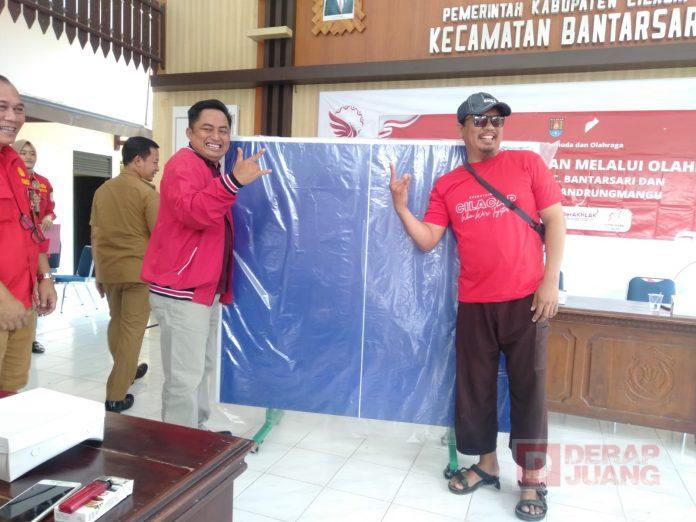 Berikan Bantuan Perangkat Olahraga Kepada Pemuda Gandrungmangu dan Bantarsari, Pujiyono Pemuda Harus Semangat