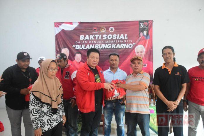 Bersama Tim Mas Vino, PDI Perjuangan Kota Salatiga Bagikan Beras