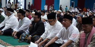Bersama Sadewo, Bupati Husein Ikuti Salat Idul Adha di Convention Hall Putra Sang Fajar