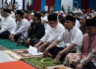 Bersama Sadewo, Bupati Husein Ikuti Salat Idul Adha di Convention Hall Putra Sang Fajar