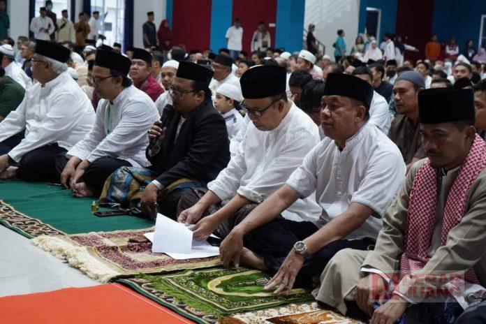 Bersama Wakil Bupati, Bupati Husein Ikuti Salat Idul Adha di Convention Hall Putra Sang Fajar