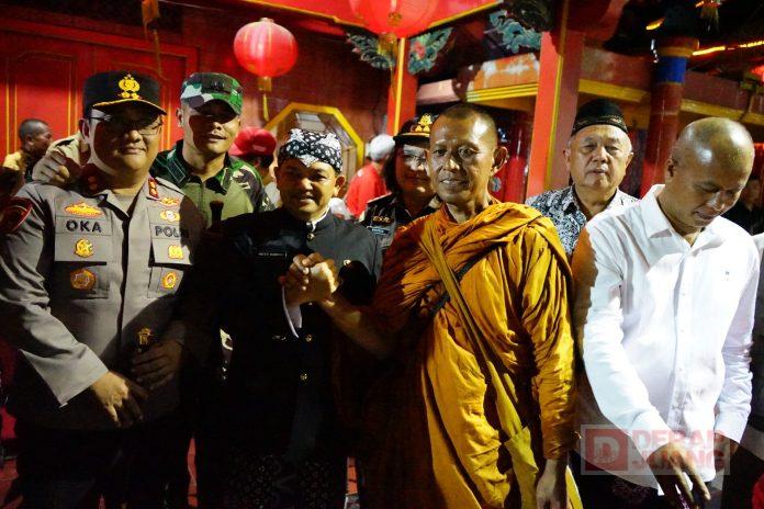 Bersama Warga Ambarawa, Ngesti Nugraha Sambut Meriah Bhante yang Akan Menuju Candi Borobudur