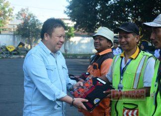 Bung Dance Serahkan Seragam Baru Kepada Juru Parkir se-Kota Salatiga