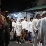 Bupati-Demak-Turis-Asing-Tertarik-Mengikuti-Iringan-Tumpeng-Songo-2