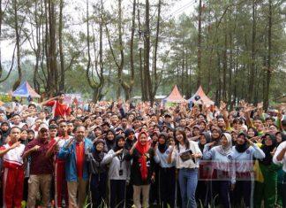 Bupati Tiwi Tanamkan Ajaran Pancasila Melalui Kegiatan Camping Anak Muda