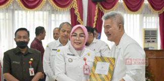 Serahkan SK Pensiunan PNS, Sri Sumarni Tekankan Pentingnya Menjaga Hubungan Berkelanjutan