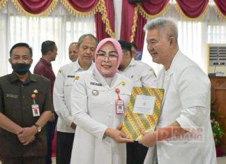 Serahkan SK Pensiunan PNS, Sri Sumarni Tekankan Pentingnya Menjaga Hubungan Berkelanjutan