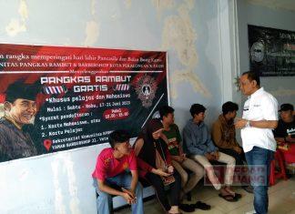 Bulan Bung Karno, Agung Satria Gelar Pangkas Rambut Gratis