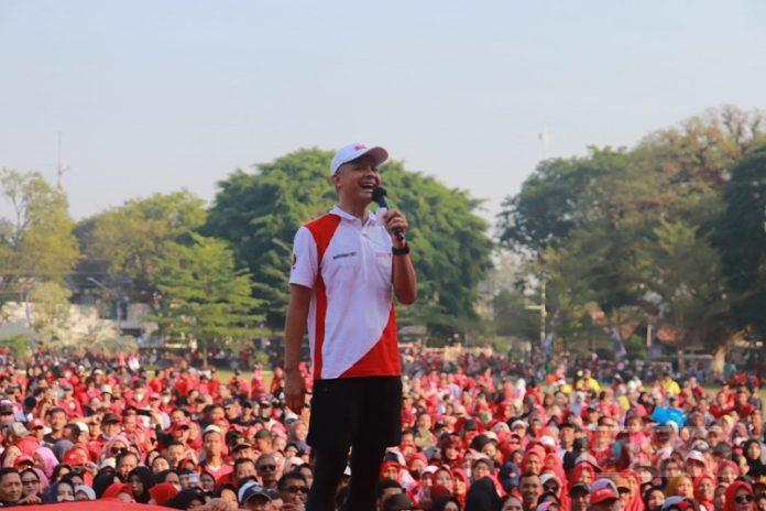 Ingatkan Jaga Kesehatan, Ganjar Pranowo Ajak Masyarakat Grobogan Jalan Sehat