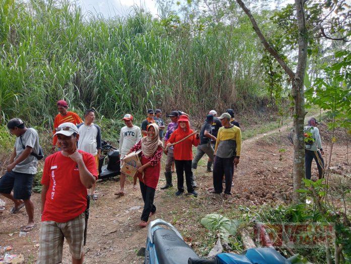 Kerja Bakti Bangun Akses Jalan Makam, Bu Nyai Berikan Kenyamanan Para Peziarah