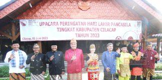 Peringati Hari Lahir Pancasila, Taufik Nurhidayat Kenakan Pakaian Adat