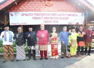 Peringati Hari Lahir Pancasila, Taufik Nurhidayat Kenakan Pakaian Adat