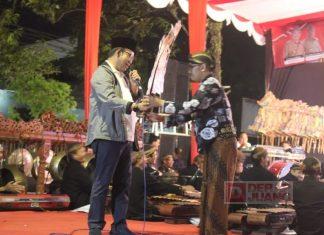 Pungkasi Peringatan Hardiknas Banyumas, Bupati Husein Apresiasi Penampilan Pagelaran Tiga Dalang