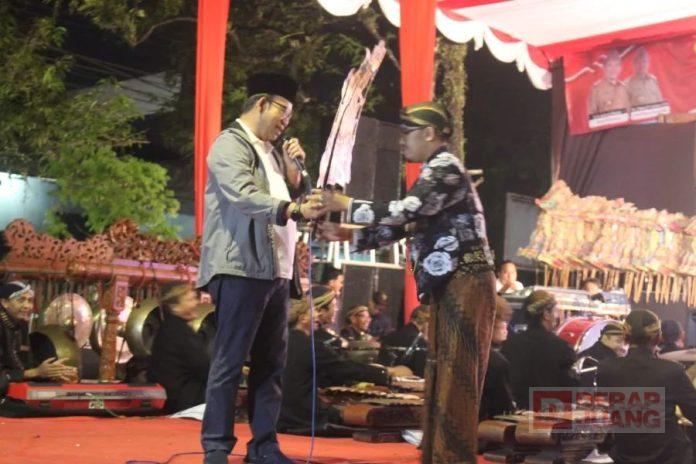 Pungkasi Peringatan Hardiknas Banyumas, Bupati Husein Apresiasi Penampilan Pagelaran Tiga Dalang