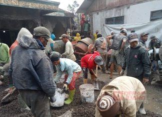 Purwono Ikuti Gotong Royong Pengecoran Masjid di Desa Sidengok