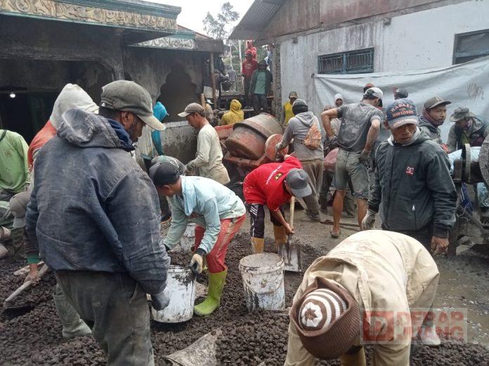 Purwono Ikuti Gotong Royong Pengecoran Masjid di Desa Sidengok