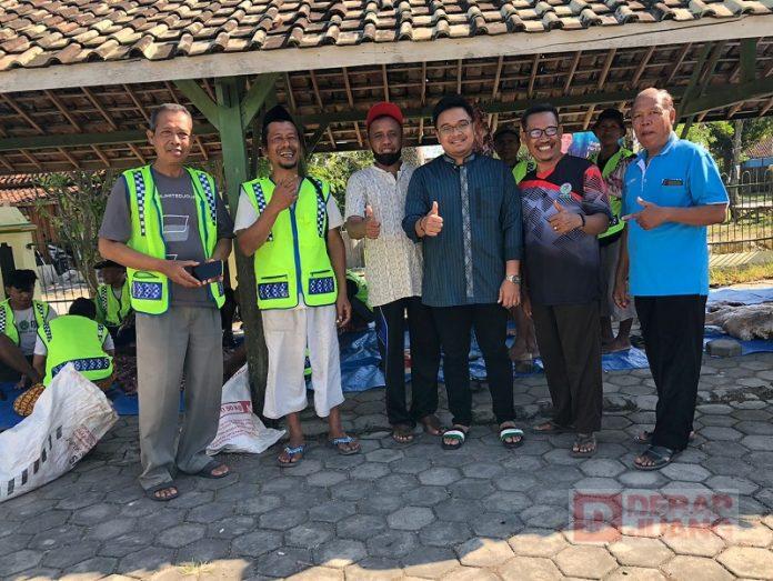 Rizky Bintang Memberikan Hewan Kurban pada Warga Desa Tunggulrejo