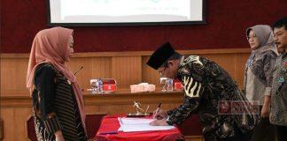 Serahkan SK Dewan Pengawas, Bupati Tiwi Titip untuk Tingkatkan Kinerja BUMD