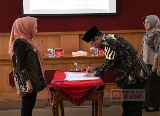 Serahkan SK Dewan Pengawas, Bupati Tiwi Titip untuk Tingkatkan Kinerja BUMD