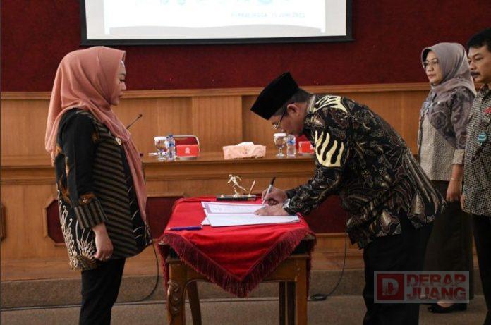 Serahkan SK Dewan Pengawas, Bupati Tiwi Titip untuk Tingkatkan Kinerja BUMD