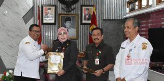 Sri Sumarni Serahkan SK Pensiun Kepala Disporabudpar dan Kadinas Lingkungan Hidup