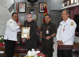 Sri Sumarni Serahkan SK Pensiun Kepala Disporabudpar dan Kadinas Lingkungan Hidup