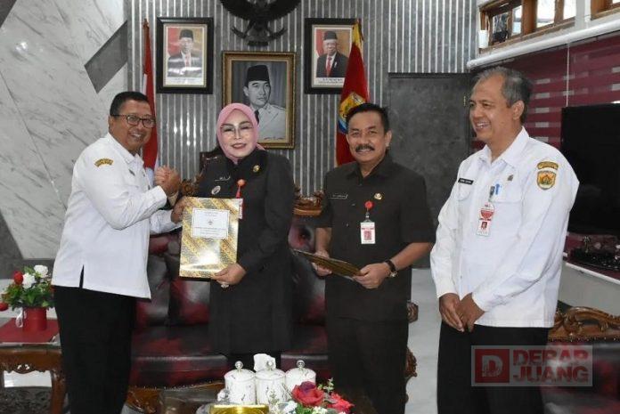 Sri Sumarni Serahkan SK Pensiun Kepala Disporabudpar dan Kadinas Lingkungan Hidup