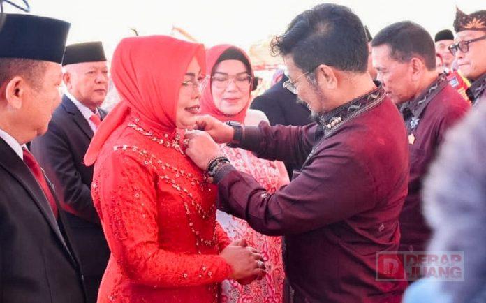 Sri Sumarni Terima Penghargaan dari Presiden RI Sebagai Tanda Kehormatan Satyalancana Wira Karya