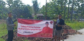 Tingkatkan Semangat Olahraga, Mas Bram Bantu Perbaiki Lapangan Voli di Desa Jumo