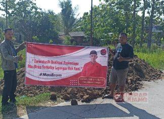 Tingkatkan Semangat Olahraga, Mas Bram Bantu Perbaiki Lapangan Voli di Desa Jumo