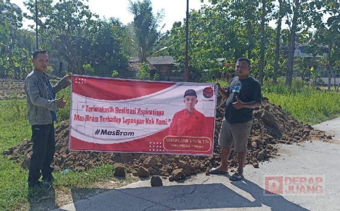Tingkatkan Semangat Olahraga, Mas Bram Bantu Perbaiki Lapangan Voli di Desa Jumo