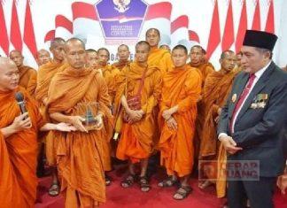 32 Biksu Thudong Disambut Hangat oleh Zaenal Arifin