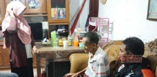 Jenguk Pengurus Yang Sakit, Mas Uyip: Bentuk Kepedulian DPC Partai