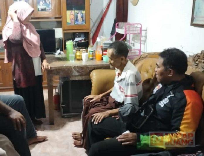 Jenguk Pengurus Yang Sakit, Mas Uyip: Bentuk Kepedulian DPC Partai.