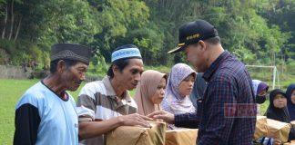 Tutup TMMD, Bagus Selo Bagikan Sembako untuk Warga