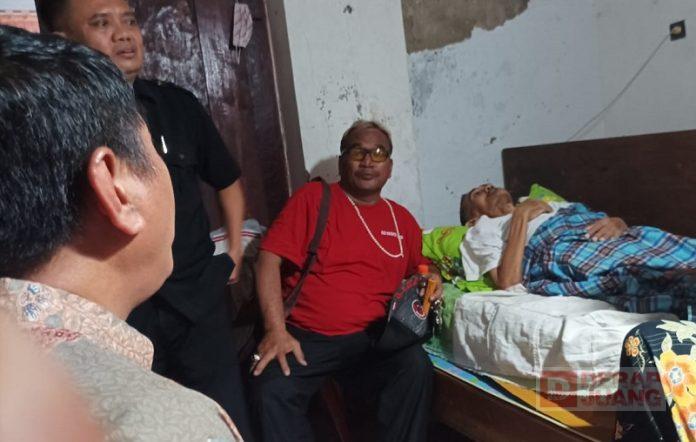 Jenguk Mas Turnya, DPC Partai Upayakan Percepat Rujukan ke RS Kariyadi.