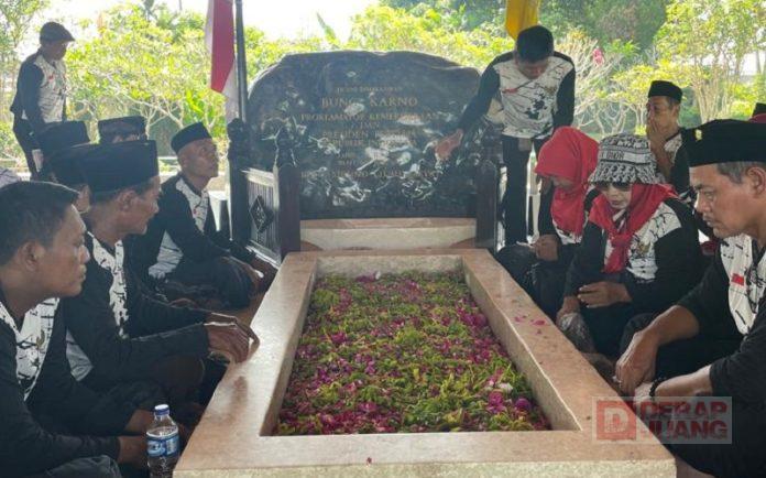 Rosalina Ajak Kader Ziarah Makam Bung Karno Agar Dapat Teladani Spiritnya.