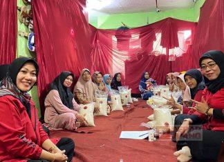 Erni Bagikan Sembako ke Desa Binaan Dalam Rangka Bulan Bung Karno