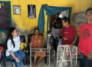 Rosmalia Gelontorkan Bantuan Kursi Roda Kepada Warga Desa Binaanya