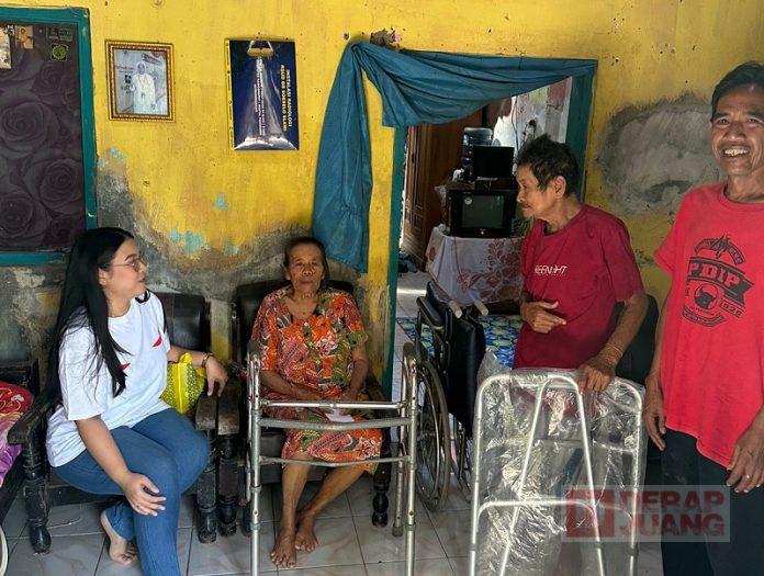 Rosmalia Gelontorkan Bantuan Kursi Roda Kepada Warga Desa Binaanya.