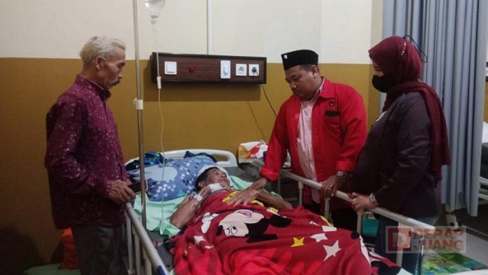 Jenguk Kader Yang Sakit, Ahmad Ridwan: Wujud Kepedulian Partai.