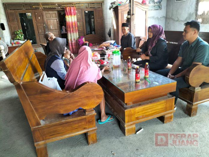 Wujud Kepedulian Dewi Megawati Beri Bantuan Kepada Korban Kebakaran