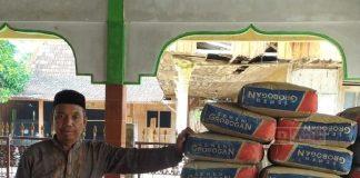 Yohanes Winarto Berikan Bantuan Semen Bagi Pembangunan Masjid di Desa Jumo