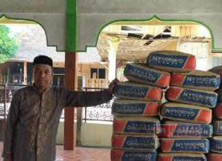 Yohanes Winarto Berikan Bantuan Semen Bagi Pembangunan Masjid di Desa Jumo